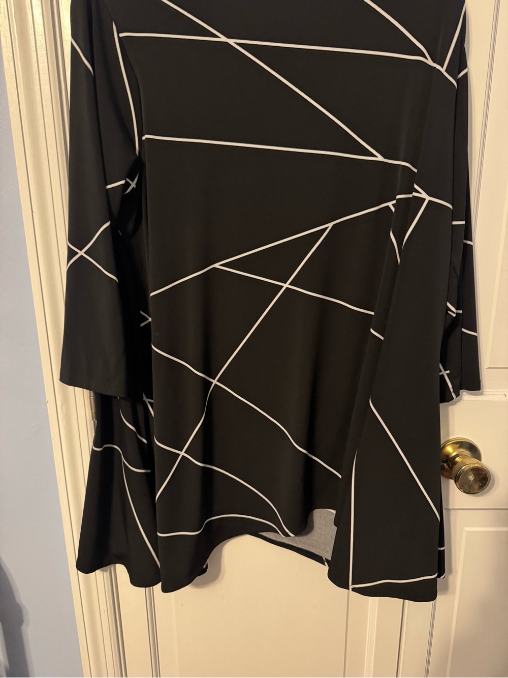 Like New Alfani Black & White Geometric Asymmetrical Line Print Top โ 1X - Picture 4 of 11